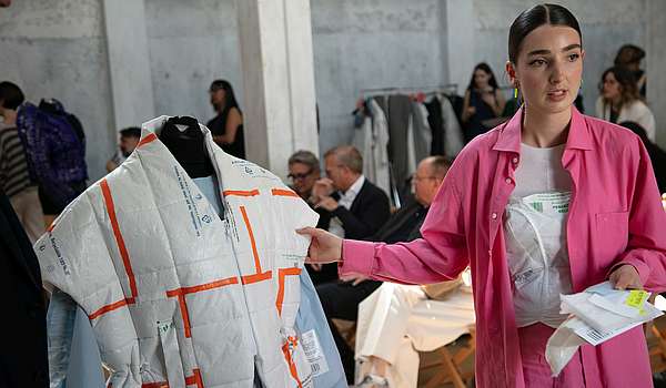 Judith Marquant von der Modeschule Esmod in Paris während der Präsentation ihres ausgezeichneten Designs.